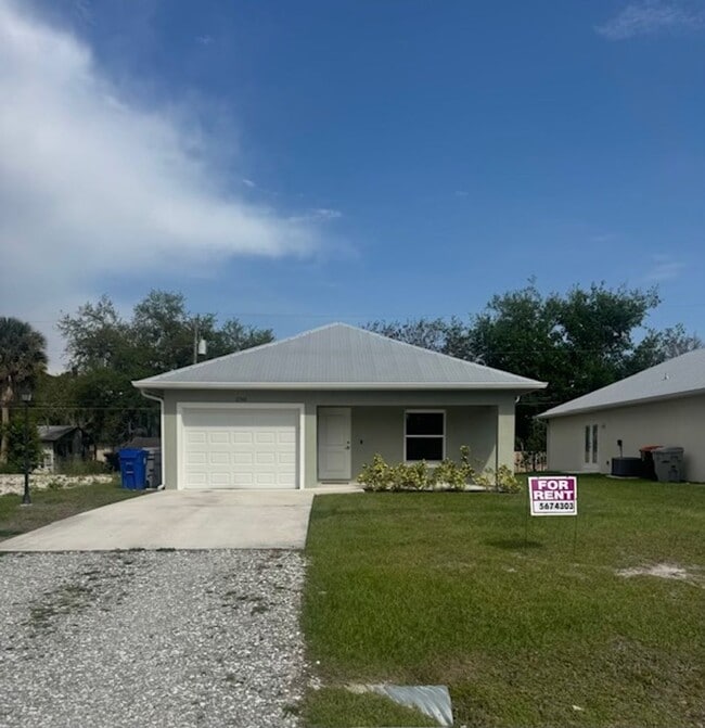 Building Photo - 2 Bedroom, 2 Bath, 1 car Garage home for rent