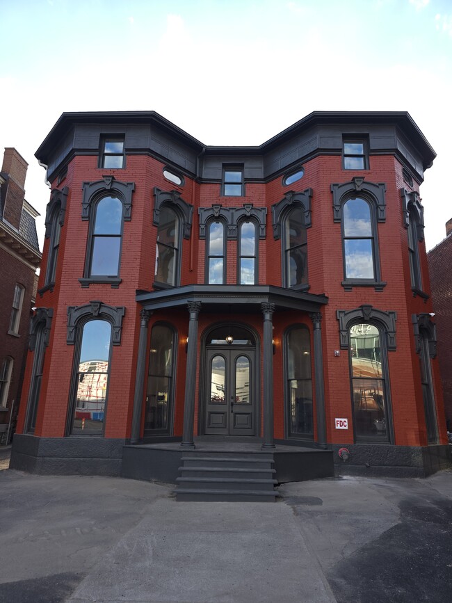 Building Photo - 884 Main St Unit 2