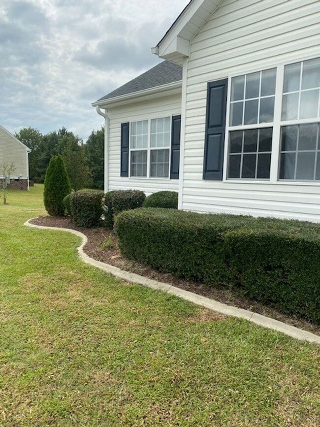 Photo - 305 Towbridge Ln