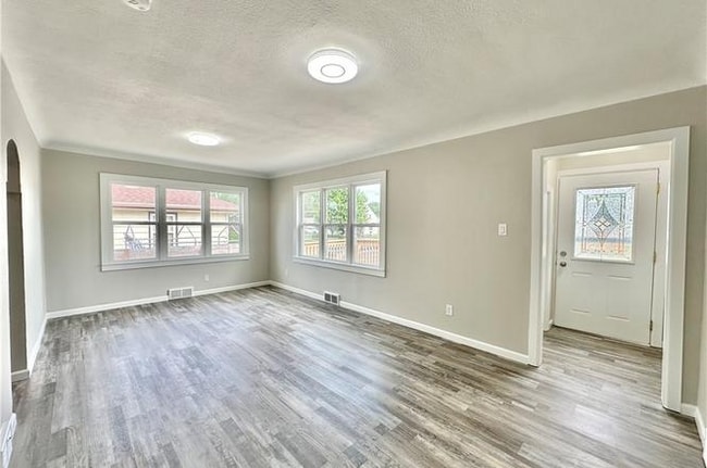 Photo - 2303 Maple St