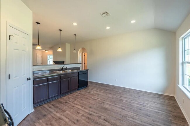 Photo - 2708 W Fredericksburg St