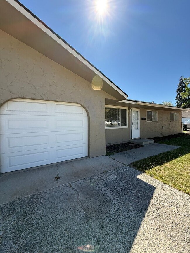 Photo - 141-143 E Home Ave Unidad 141