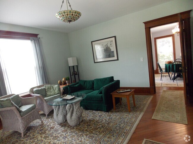 Building Photo - 4 bedroom 2 bath located in the city of Ma... Rental