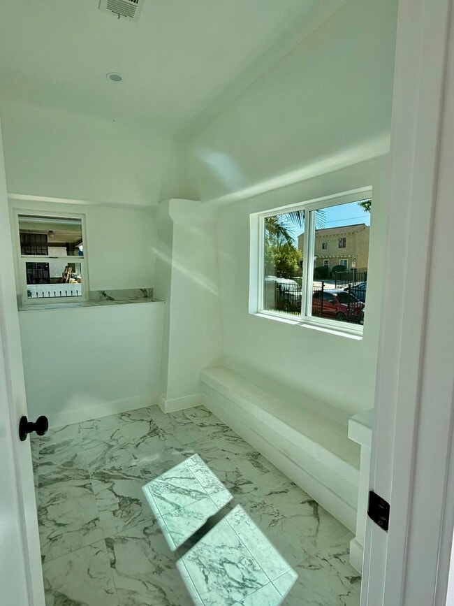 Photo - 151 E 47th St Unidad 151