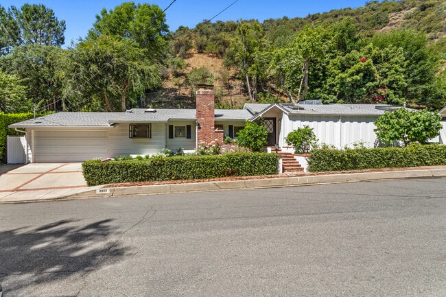 3933 Mandeville Canyon Rd