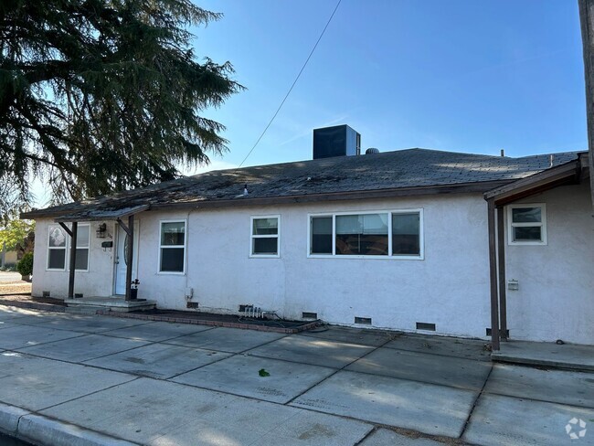 Building Photo - 3 bed 2 bath with 4 car garage on corner lot! Rental