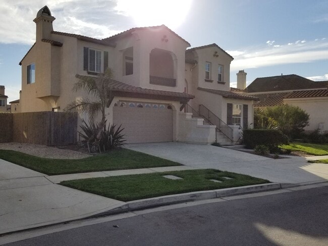 Photo - Stunning Home in Pacific Crest! This 5 Bedroom 2.5 Bathroom with 2 Living Rooms