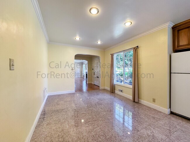 Photo - 4048 Maple Ave