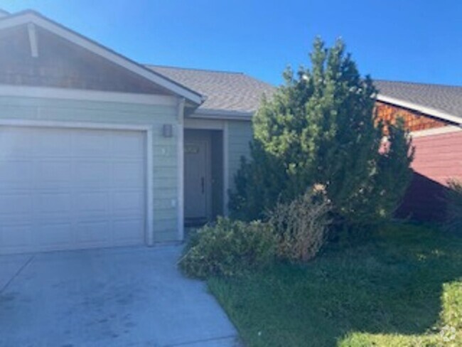 Building Photo - 3 Bedroom 2 Bathroom Duplex Rental