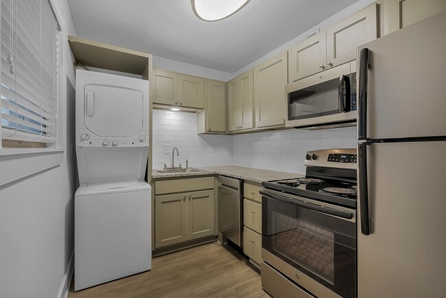 Photo - Greenview Apartments - Forest Park