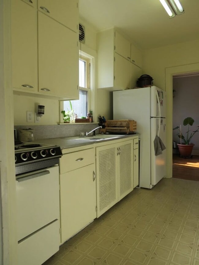 Photo - 1421 State St Unit 3