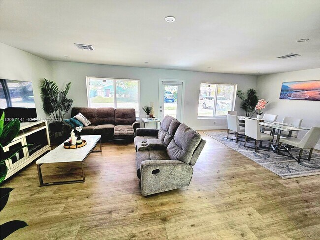 Photo - 1430 NE 53rd Ct