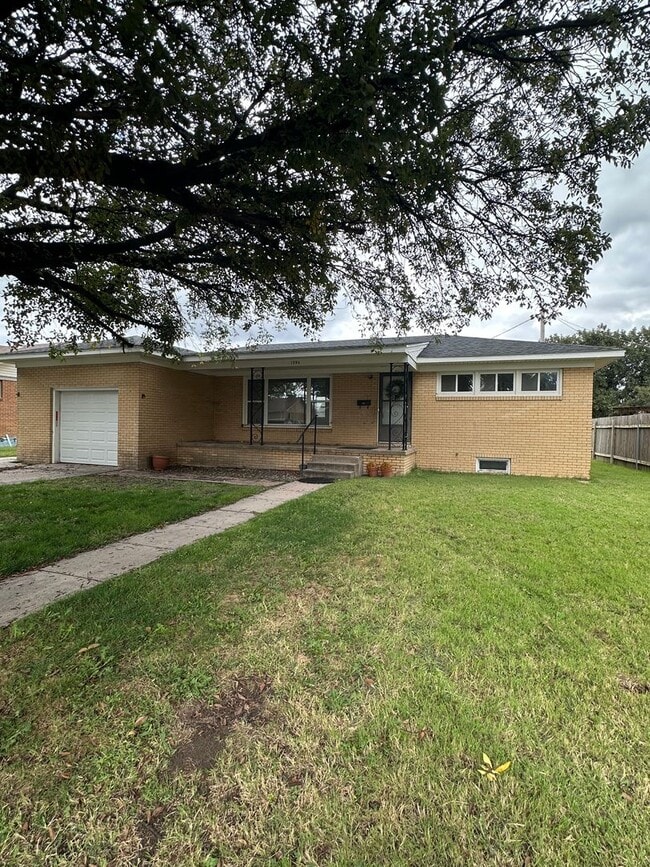 Building Photo - 3 Bedroom, 1 Bathroom House with Attached ...