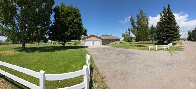 Building Photo - 3 bed, 3 bath Home in Sunnydell area Rexburg