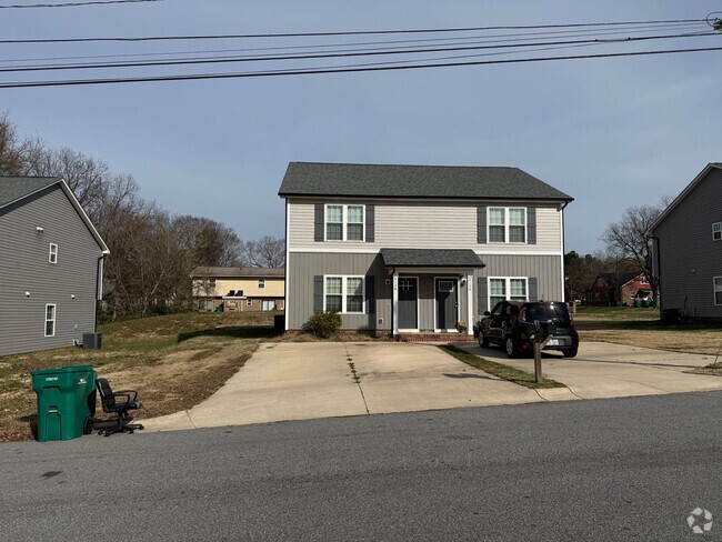 Building Photo - Newer Town Home