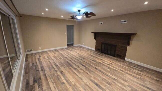 Photo - 201 Mcleansboro St