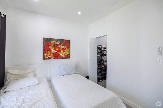 1BR, 1BA - 500SF - Bedroom - 900 Pennsylvania Ave