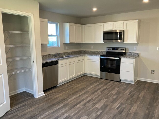 Photo - 407 Kensington Ln