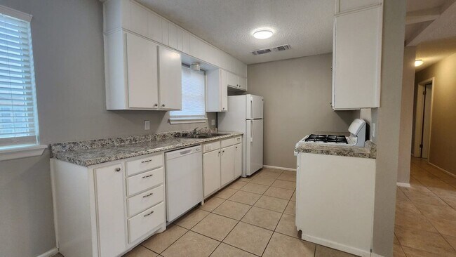Photo - FOR LEASE -  4 BEDROOM HOME - NORTH LUBBOCK