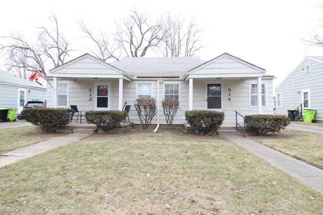 Building Photo - December 2025 FREE On This One Bedroom Duplex in North Kansas City