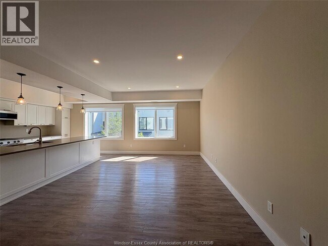 Photo - 550 Sandison St