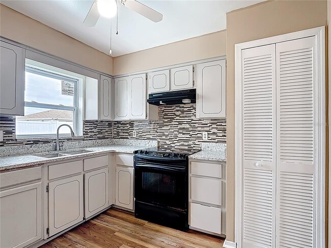 Photo - 115 Lindenwood Ln