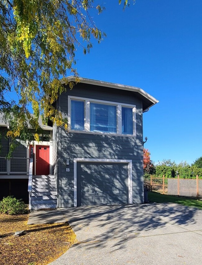 Building Photo - Renovated 3 BR Townhouse