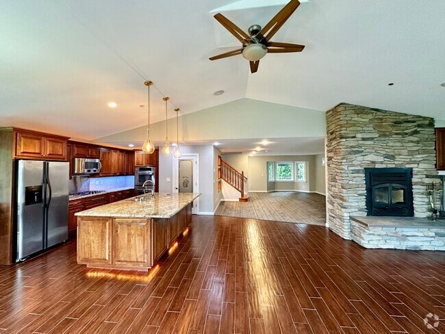 Building Photo - Rare Kent Gem, 3 BR | 3 BA | 2 DEN | 0.41 ... Rental