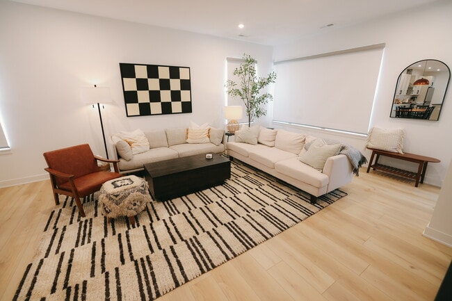 Photo - 1061 W 18th St