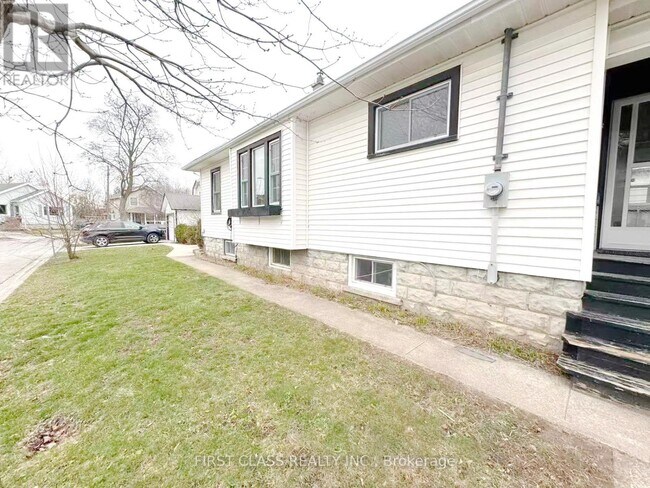 Photo - 9 Grantham Ave S