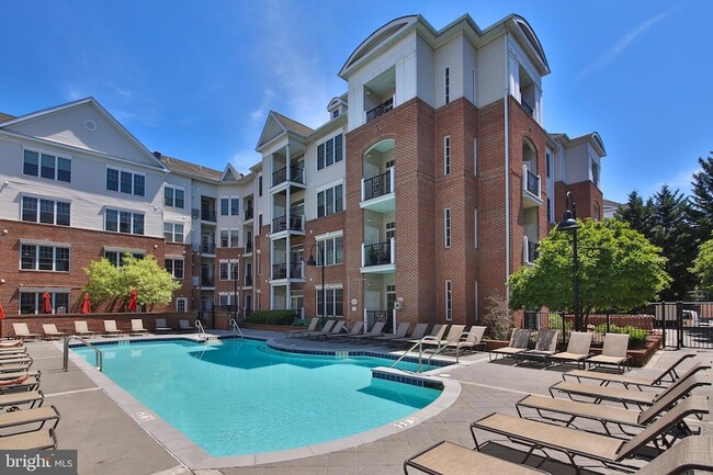 Building Photo - 300 W Elm St Unit 2233 Rental