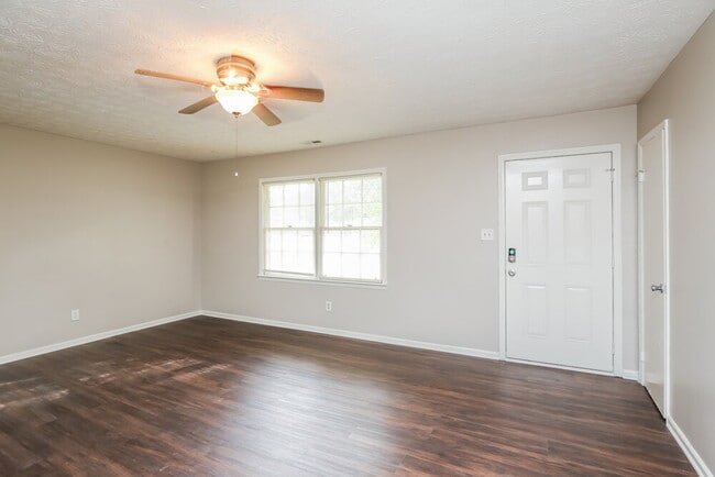 Photo - 925 Virginia Ct SE