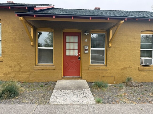 Building Photo - Historic Downtown Bend 1 Bed/1 Bath - Harriman Street Unit 6