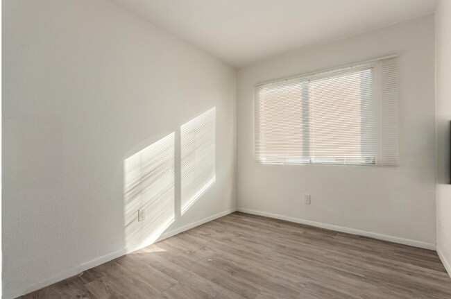 Photo - 4523 E Wood St