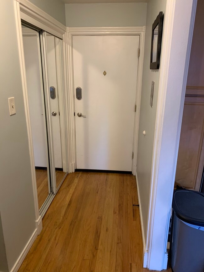 Entryway/Hallway - 925 E 8th Ave Unit 230