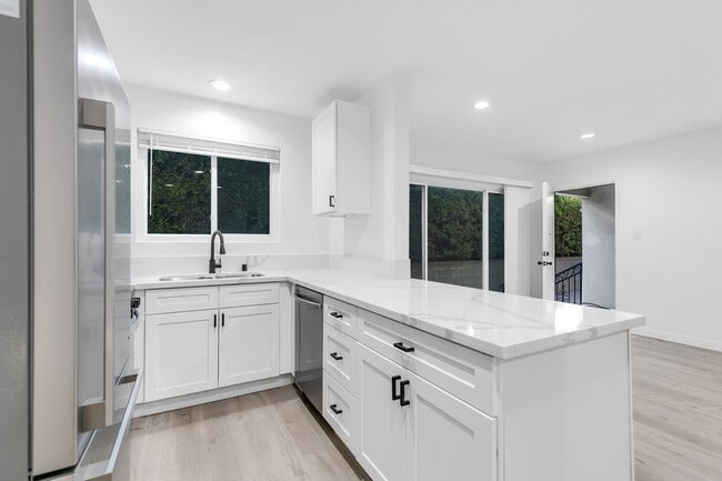 Building Photo - 1138 Cardiff Ave Unit 2