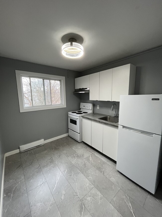 Building Photo - 17 Lockwood St Unit 12