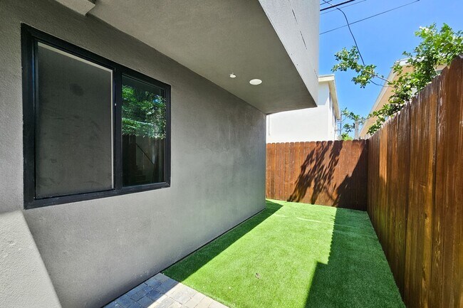 Photo - Boutique Hollywood Living | Stylish 2-Bed ... Apartment Unit 1330 1/4 Tamarind Ave