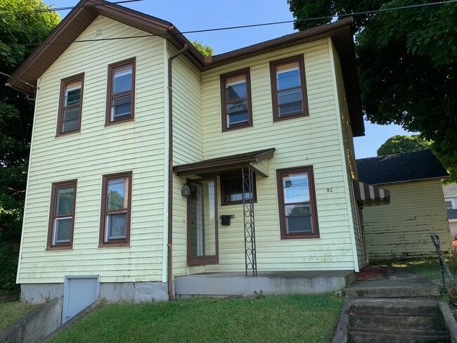 Building Photo - 90 Washington St Unit Upper Rental