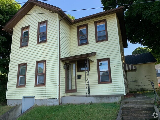 Building Photo - 90 Washington St Unit Upper Rental