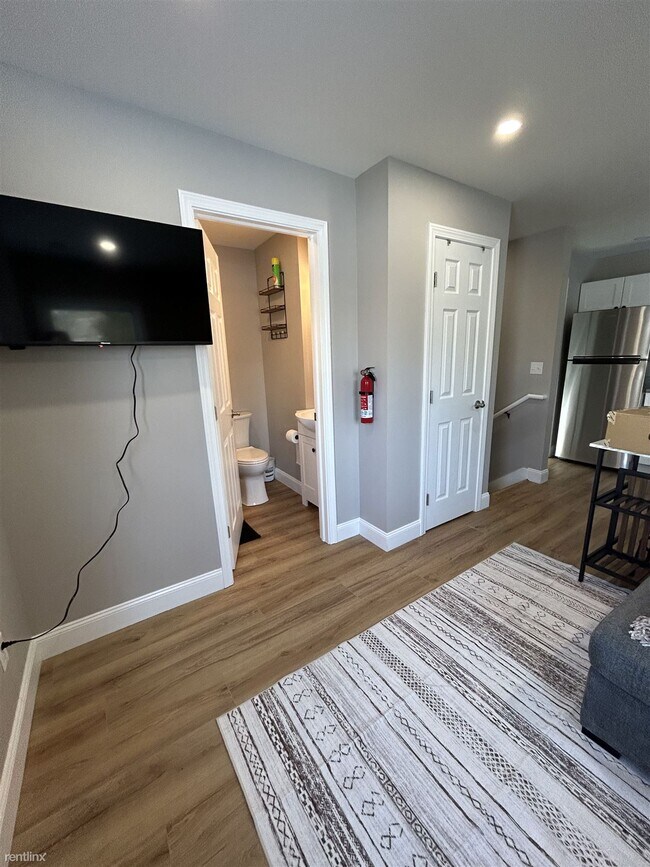 Photo - 2 br, 1 bath Triplex - 53 Hyde Street 4