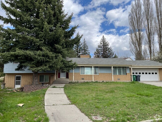 Building Photo - Spacious pet friendly 5 bedroom, 3 bathroo... Rental