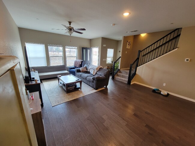 Photo - 2431 Crown View Dr