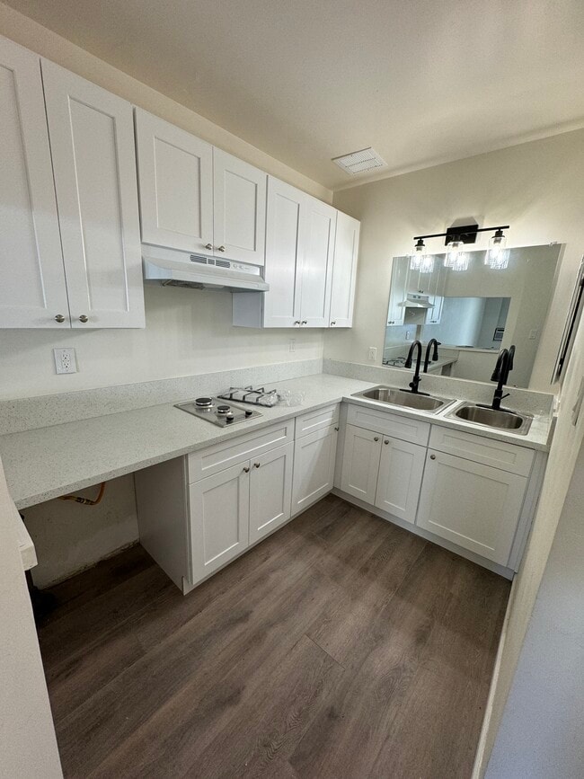 Photo - Emerald Apartments