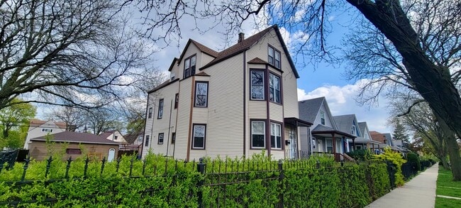 Building Photo - 2155 N Kilbourn Ave Unit 2