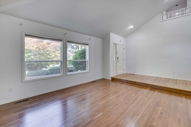 Beautifully Updated 4-Bedroom Home in Sammamish!- AVAILABLE NOW FOR RENT!!
