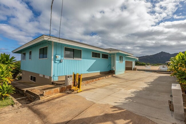 Building Photo - Unfurnished 2 bedroom, 1 bath home in quiet Lihue neighborhood, with views!