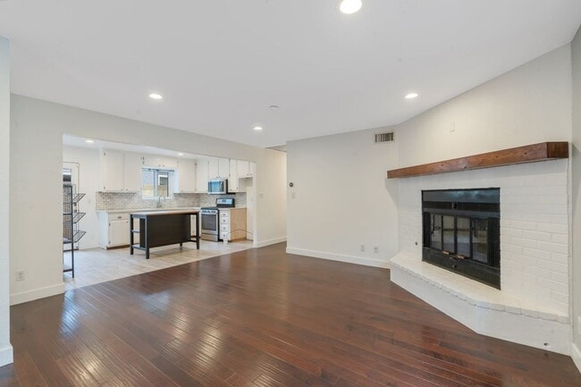 Photo - 1427 E 55th St