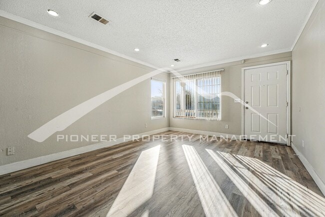 Photo - Spacious 3-Bedroom Home with Modern Features and Private Yard