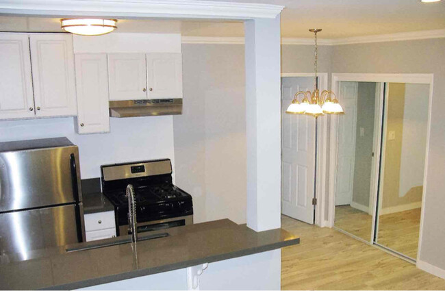 Building Photo - 1810 N Cherokee Ave Rental